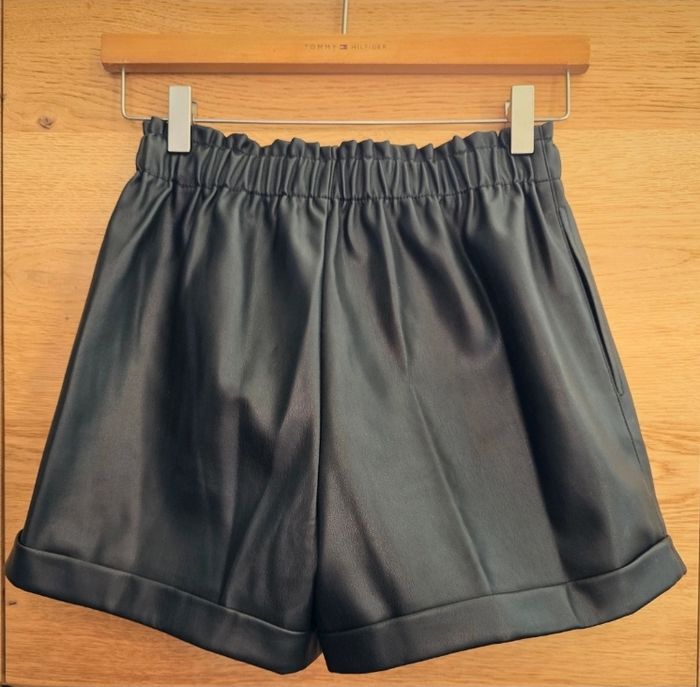 Short en simili cuir
Mango
Taille 13/14 ans
Neuf et étiqueté - photo numéro 2