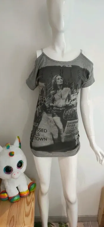 T shirt long gris a motif, chaîne aux épaules