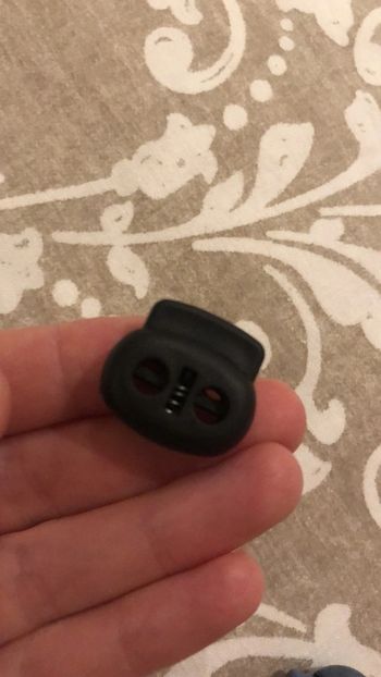 Bouton serré cordon noir