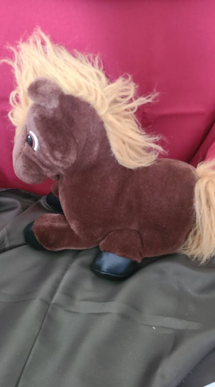 PELUCHE TIRELIRE : OUVERTURE AU NIVEAU DE LA BOUCHE DU PONEY ET POCHE AVEC FERMETURE au niveau du ve - photo numéro 3