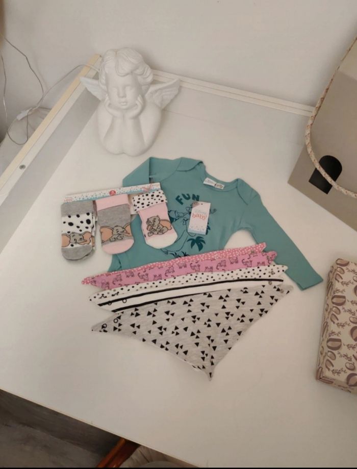 Lot bodies+chaussettes+bavoirs
