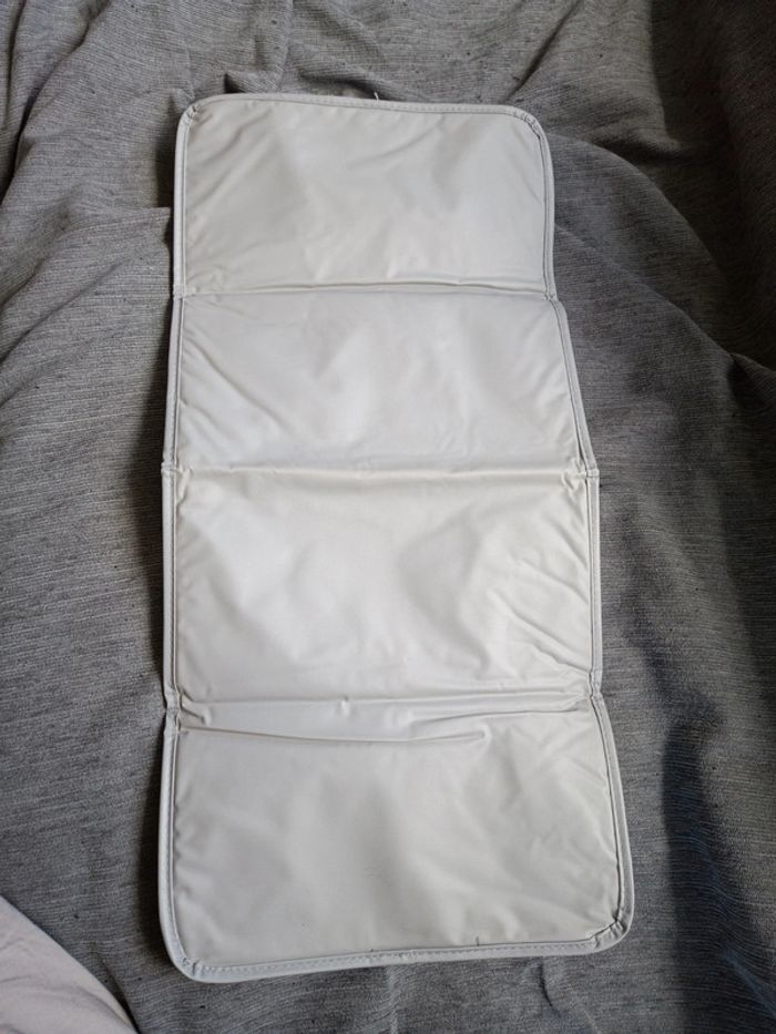 Matelas transportable pour changer les bébés pliable - photo numéro 2