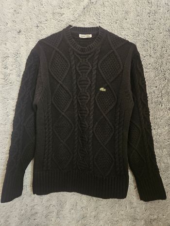 Pull en laine torsadé noir de chez Lacoste