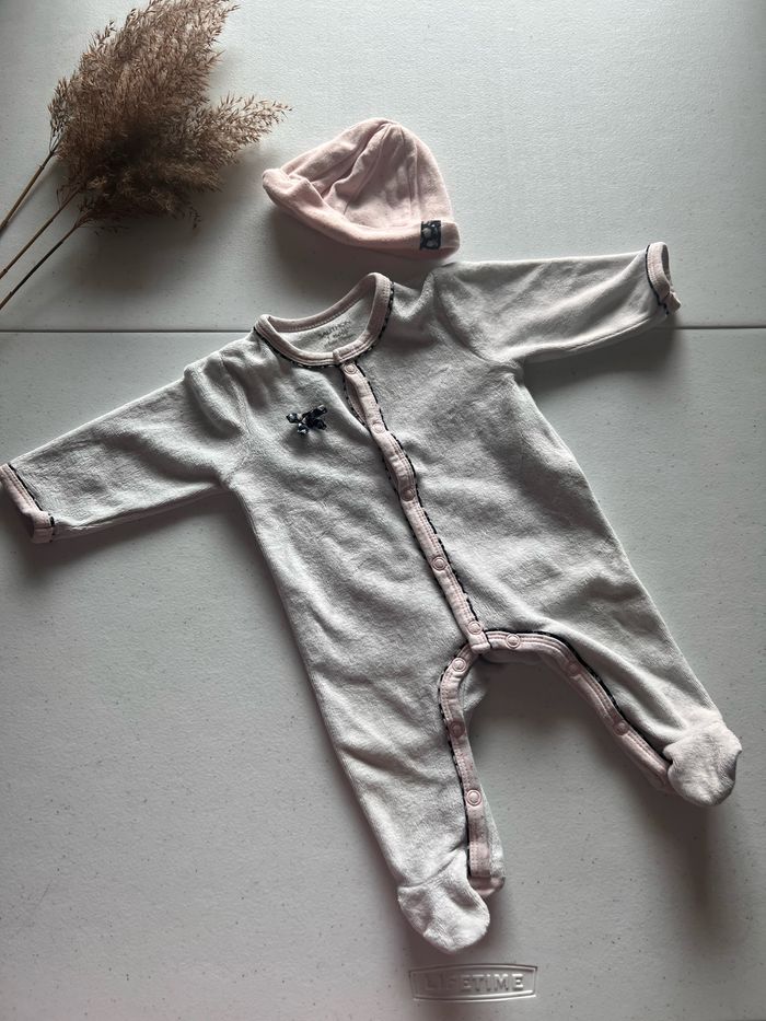 Ensemble fleurs de lune Sauthon Comprenant un body, deux pyjamas et deux bonnets Très bon état Taille 1 mois - photo numéro 2