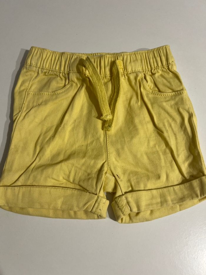 Short jaune mots d’enfant 12 mois