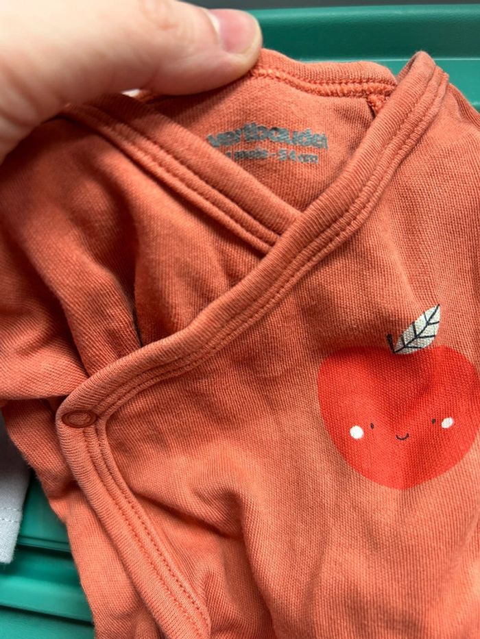 Lot de 5 bodys 1 mois fille et un petit bonnet rose - photo numéro 10