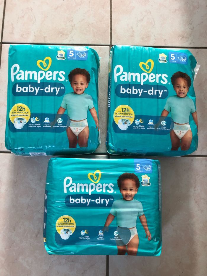LOT DE 117 COUCHES PAMPERS BABY DRY TAILLE 5 NEUFS DANS L'EMBALLAGE