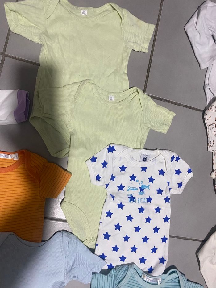 Lot body 9 mois (71 cms) + 1 pyjama - photo numéro 5