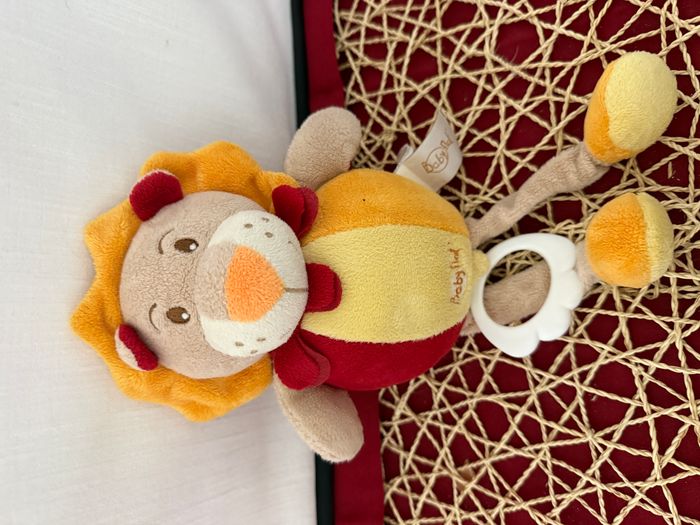 Doudou lion BABY NAT orange rouge musical