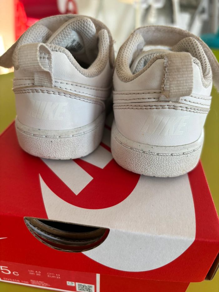 Baskets Nike blanches taille 21 - photo numéro 6