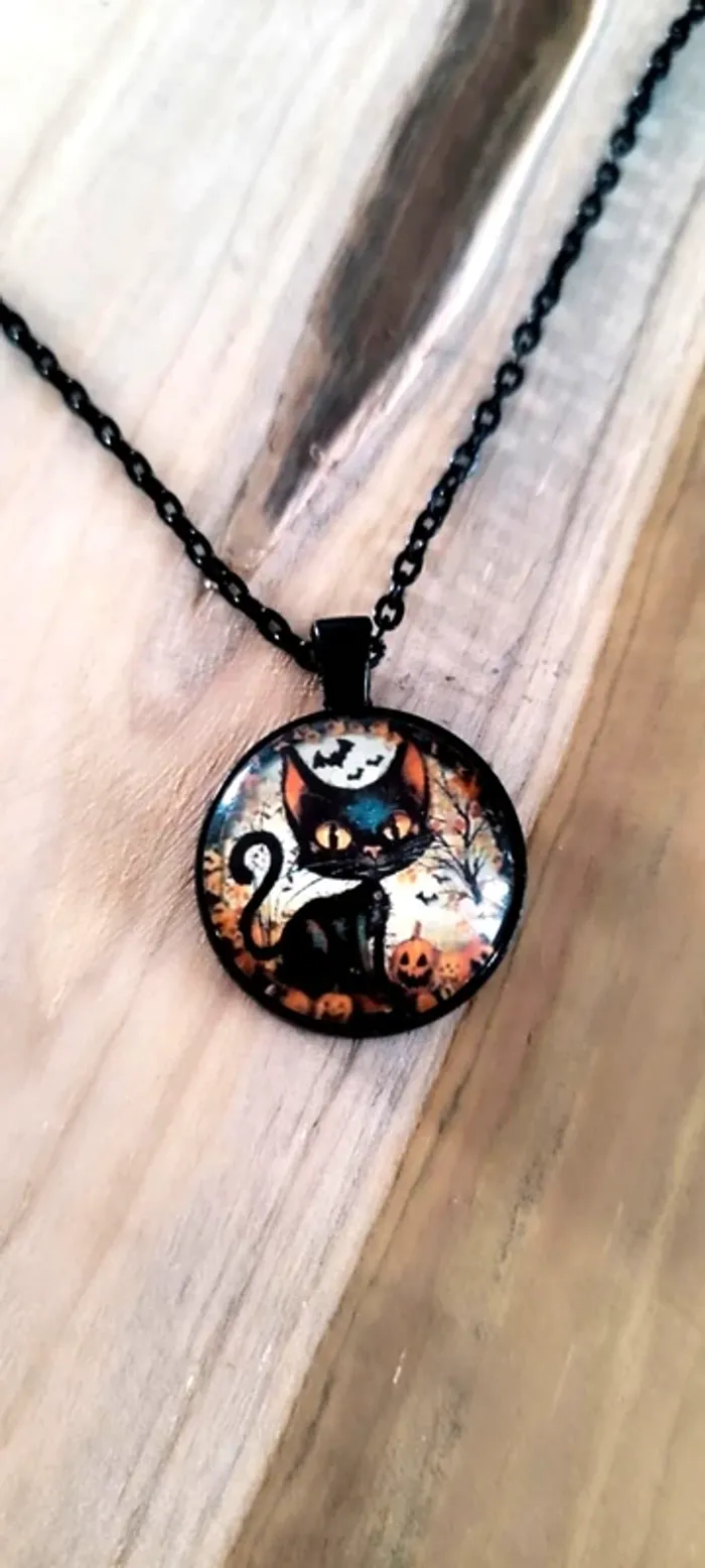 Collier avec pendentif rond chat noir