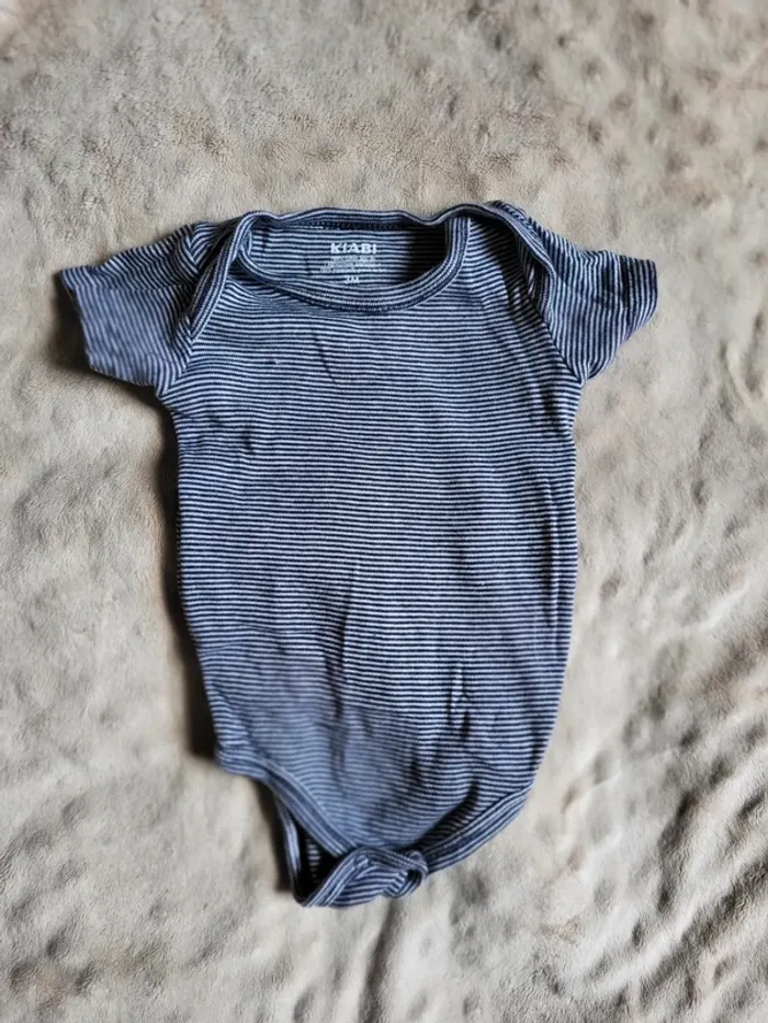 Lot de 7 bodies 3 mois. - photo numéro 6