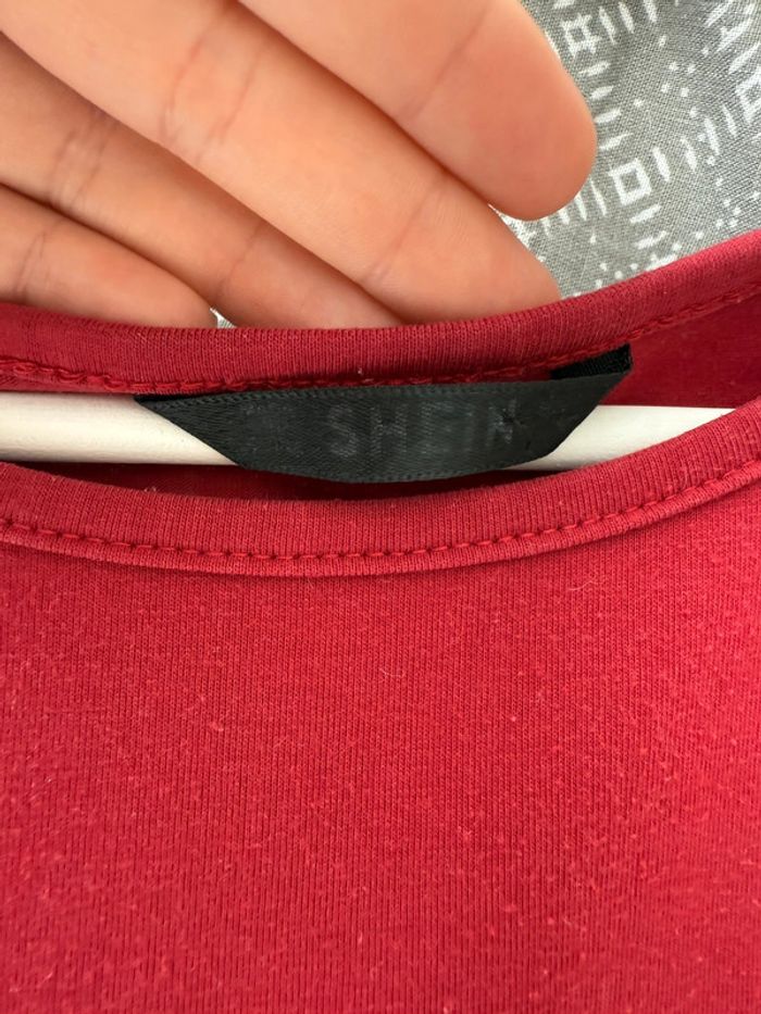 Haut t-shirt rouge framboise à manches courtes volants en dentelle col rond - photo numéro 4