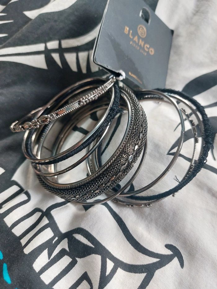Lot de bracelets neuf en très bon état
