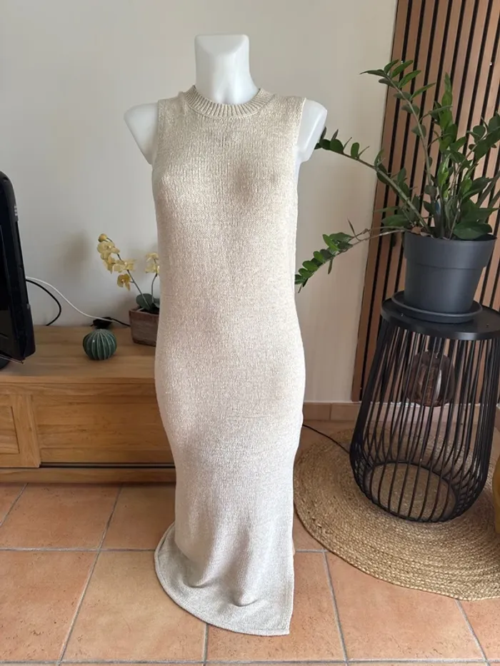 Robe longue beige sans manches