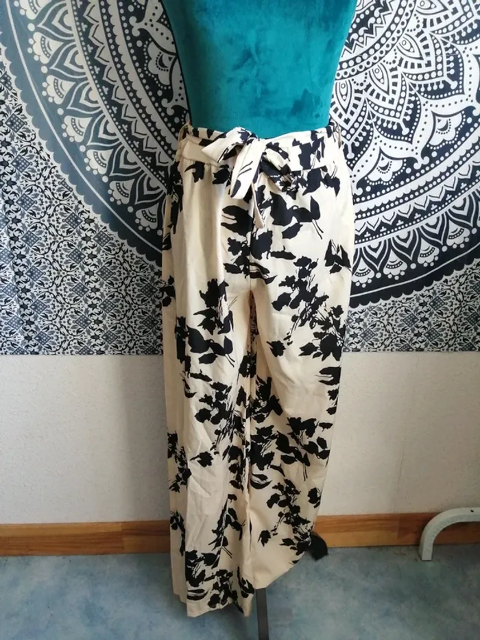 Pantalon large fluide crème motifs fleurs noires avec ceinture / sans marque / (TU)