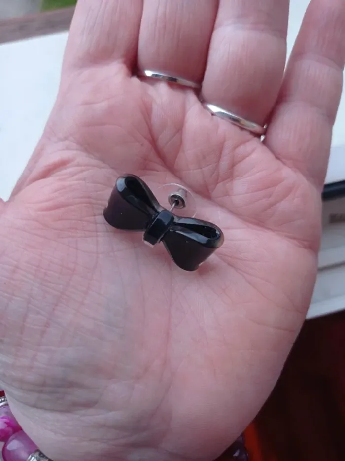 Boucles d'oreilles noir en forme de nœud - photo numéro 2