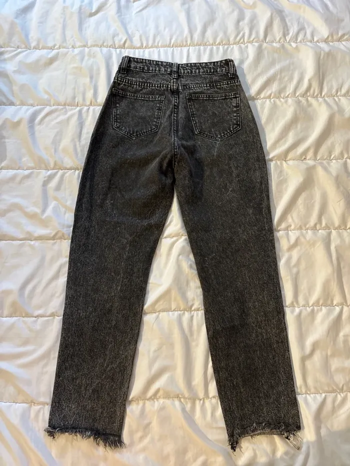 Jeans troué - photo numéro 2