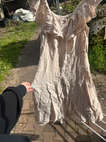 Robe midi blanche à légère rayure grise