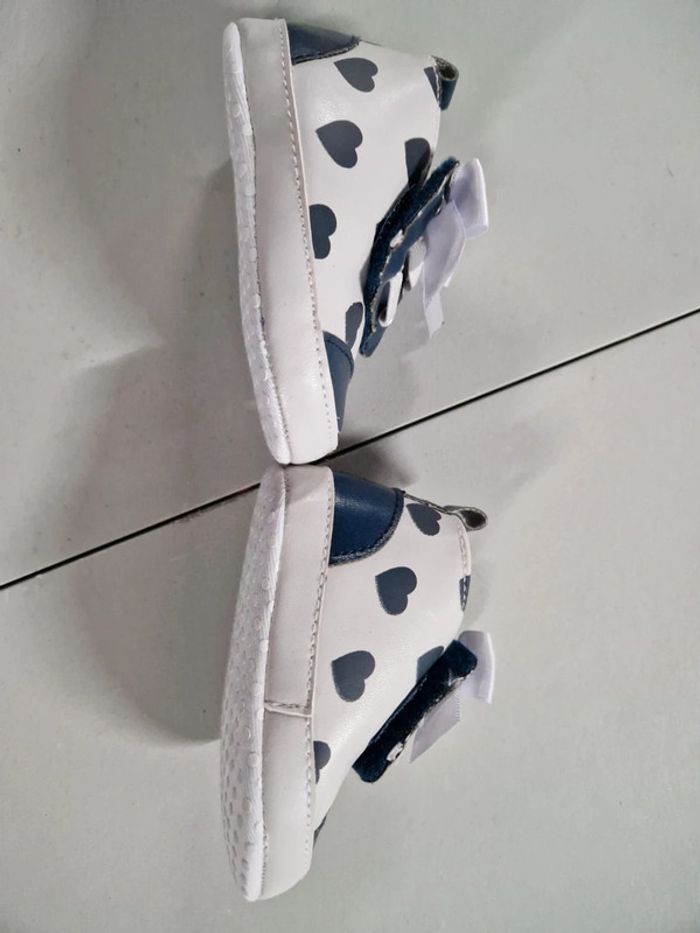 Chaussons fille blanc bleu marine coeurs 18 - photo numéro 5