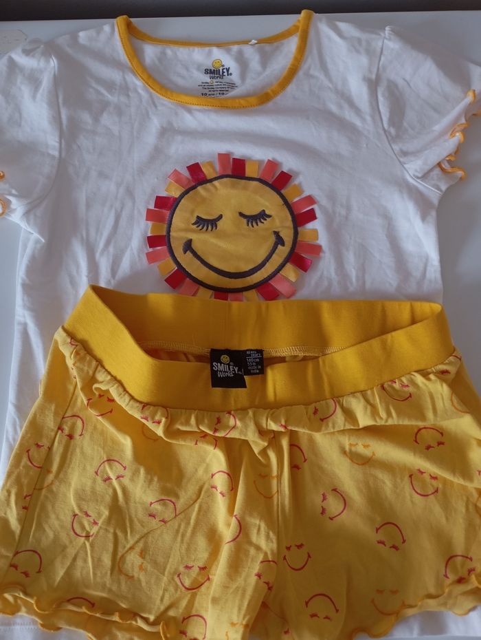 Ensemble de nuit, plage ou autre. 10 ans . Short et tee shirt. Blanc et jaune . Coton . État neuf - photo numéro 5