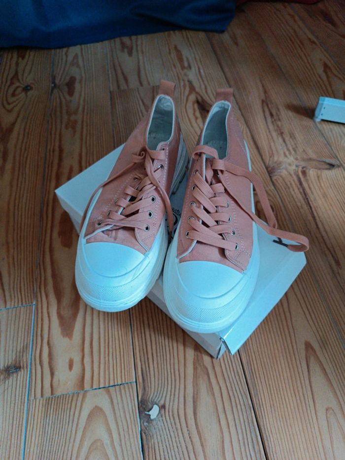 Basket basse taille 40 en parfait état