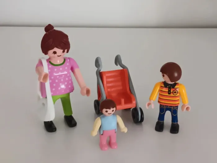 Femme enceinte avec enfants playmobil