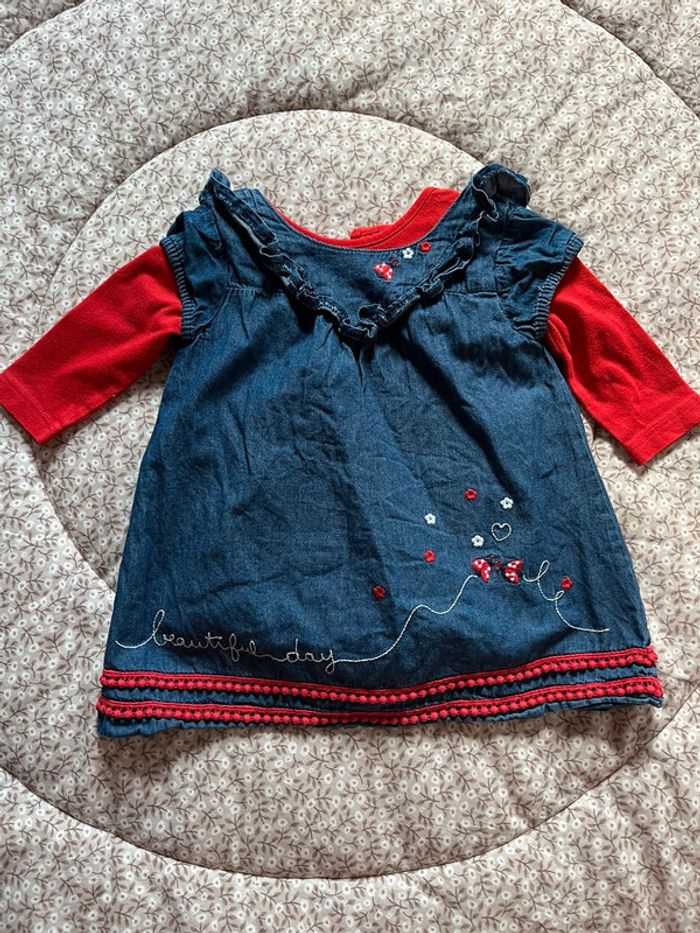 Robe bleue jeans et t-shirt rouge