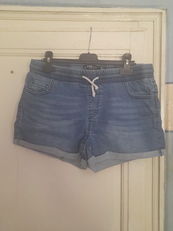 Short en jean bleu, marque FB Sister, taille S