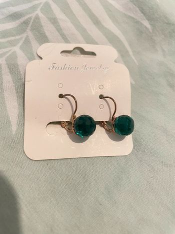 Boucles d’oreilles neuves type dormeuse effet Crystal vert