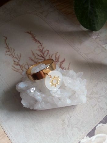 Bague pendentif nacre avec soleil doré