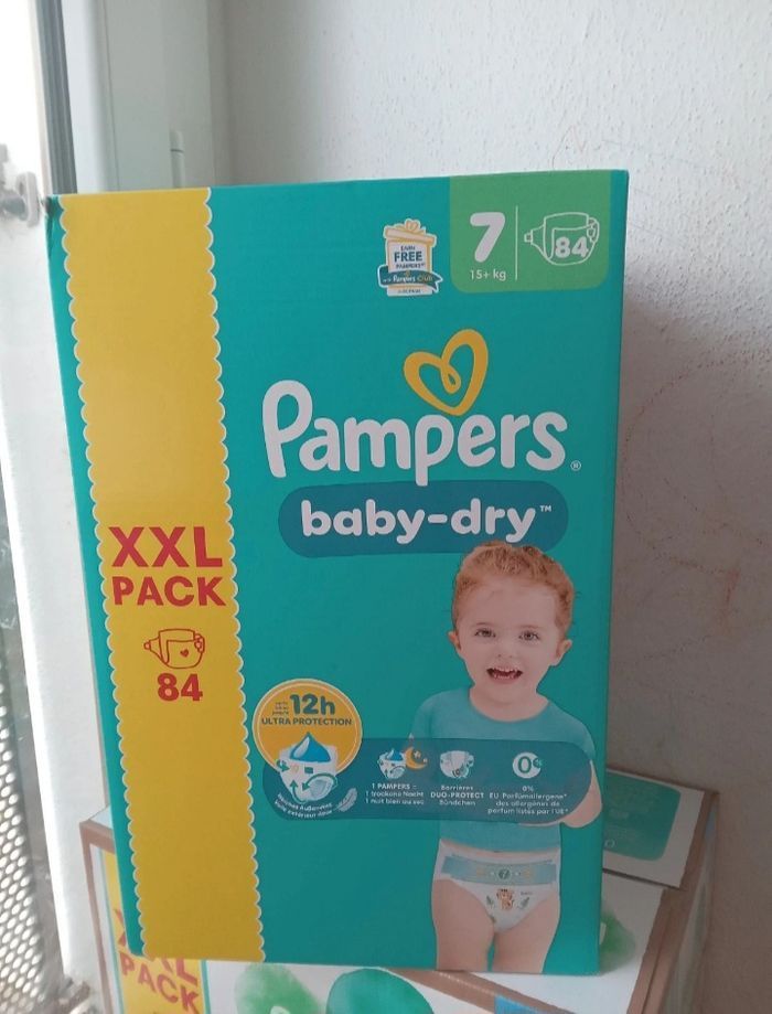 Carton de couches pampers XXL de 84 couches neuves. Taille 7
