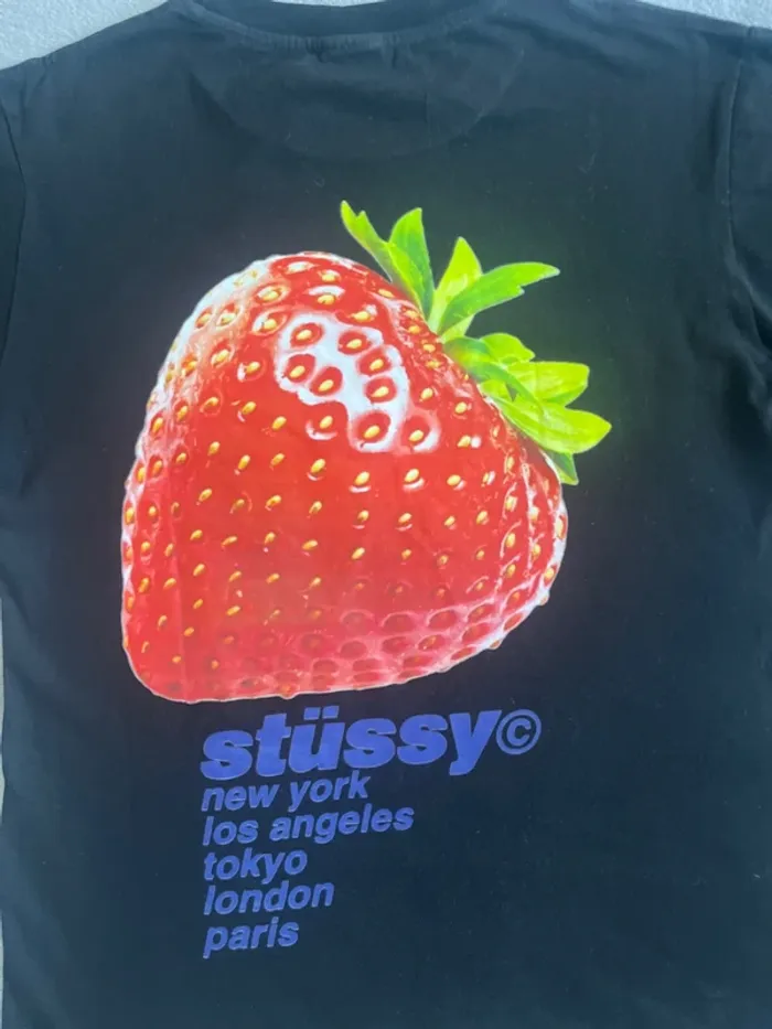 Tee-shirt Stüssy bleu foncée “fraise” Rare visuel fruité – Taille S - photo numéro 2
