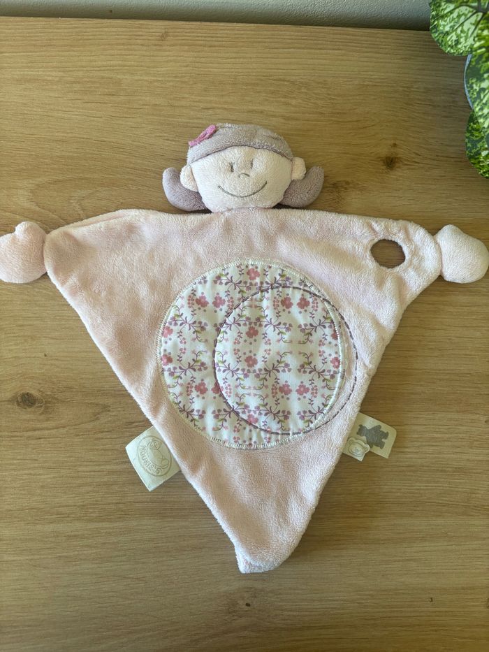 Doudou plat poupée fille kali Nina rose fleur  attache sucette noukies - photo numéro 2