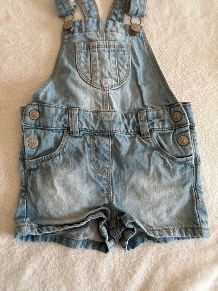 Salopette courte en jean clair Kiabi – Taille 3 ans (90-97 cm) - photo numéro 3