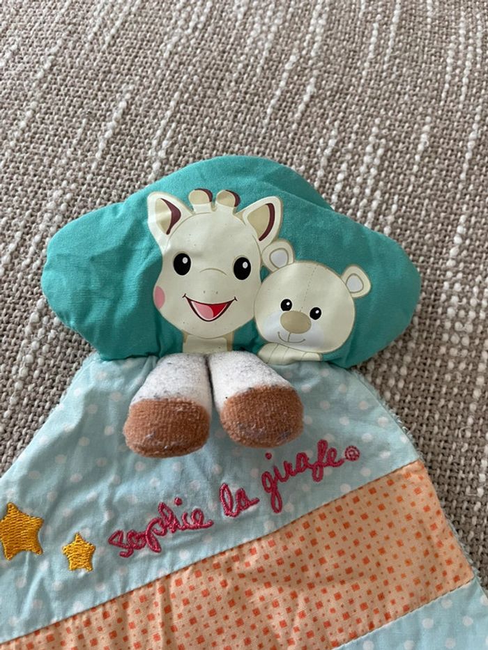 Peluche doudou plat d’éveil 23cm Sophie la girafe bleu très bon état - photo numéro 2