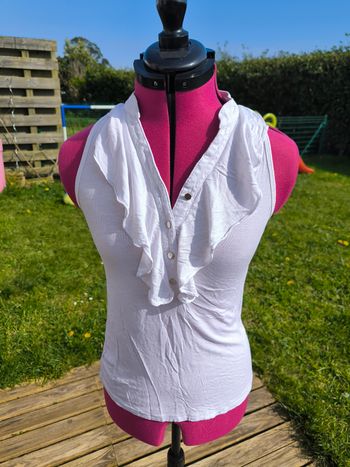 Haut blanc effet voile sur le décolleté. t 36