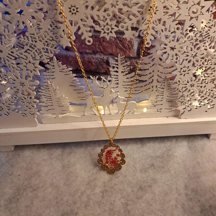 Collier avec pendentif en résine florale - photo numéro 2