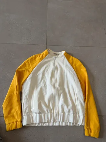 Veste blanche et jaune Stradivarius, taille L, bon état mais petites traces à l'avant