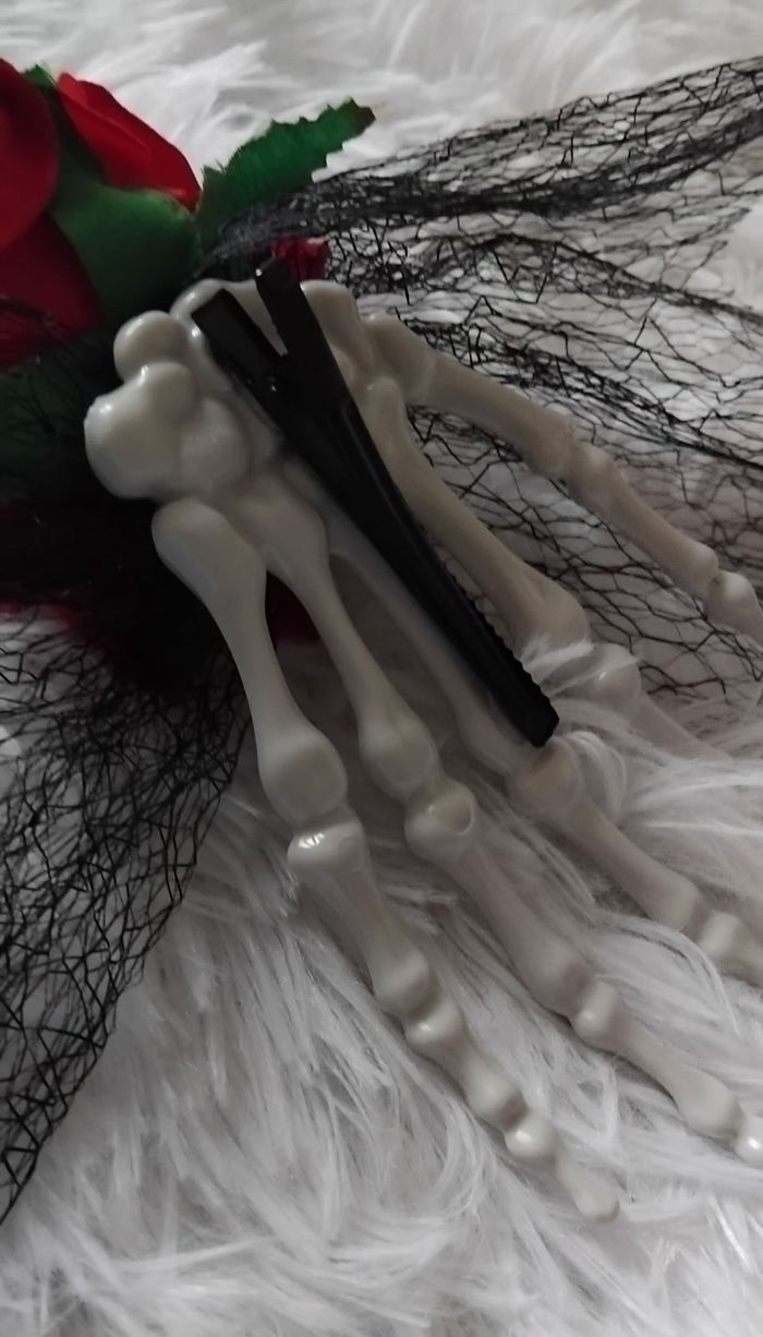 Pince à cheveux Gothique - main en squelette. Rose et dentelle - photo numéro 4