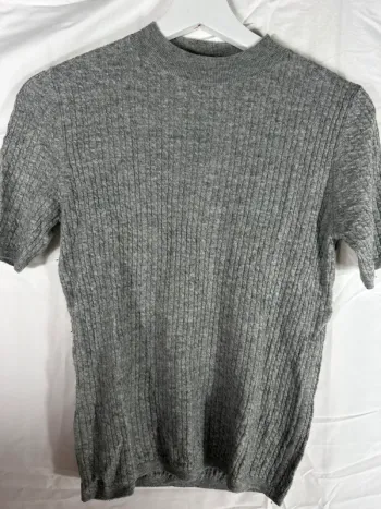 Haut gris MANGO – Chic & minimaliste  avec petit col