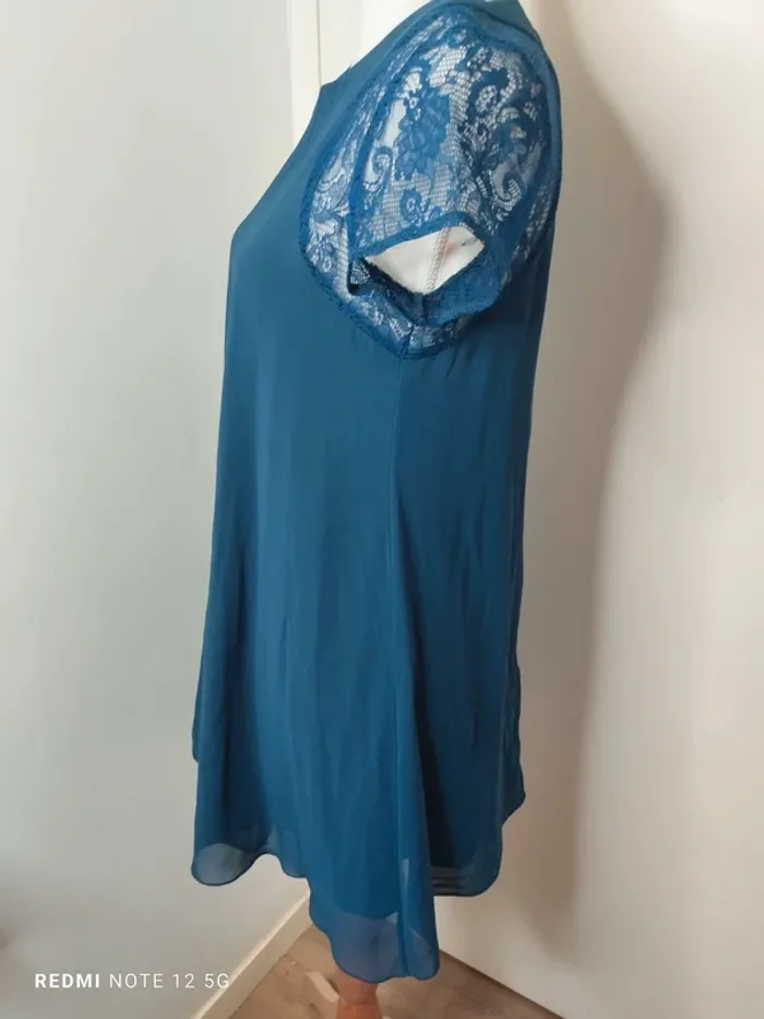Jolie robe avec manches en dentelle taille S - photo numéro 2