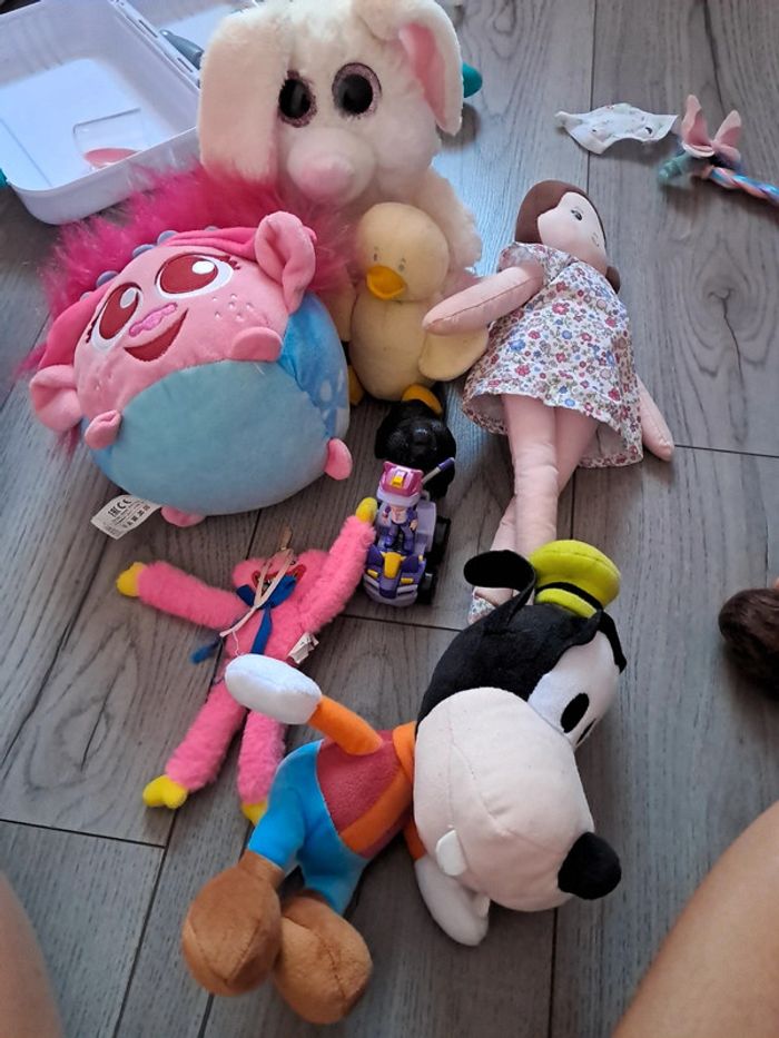 Peluches et figurines