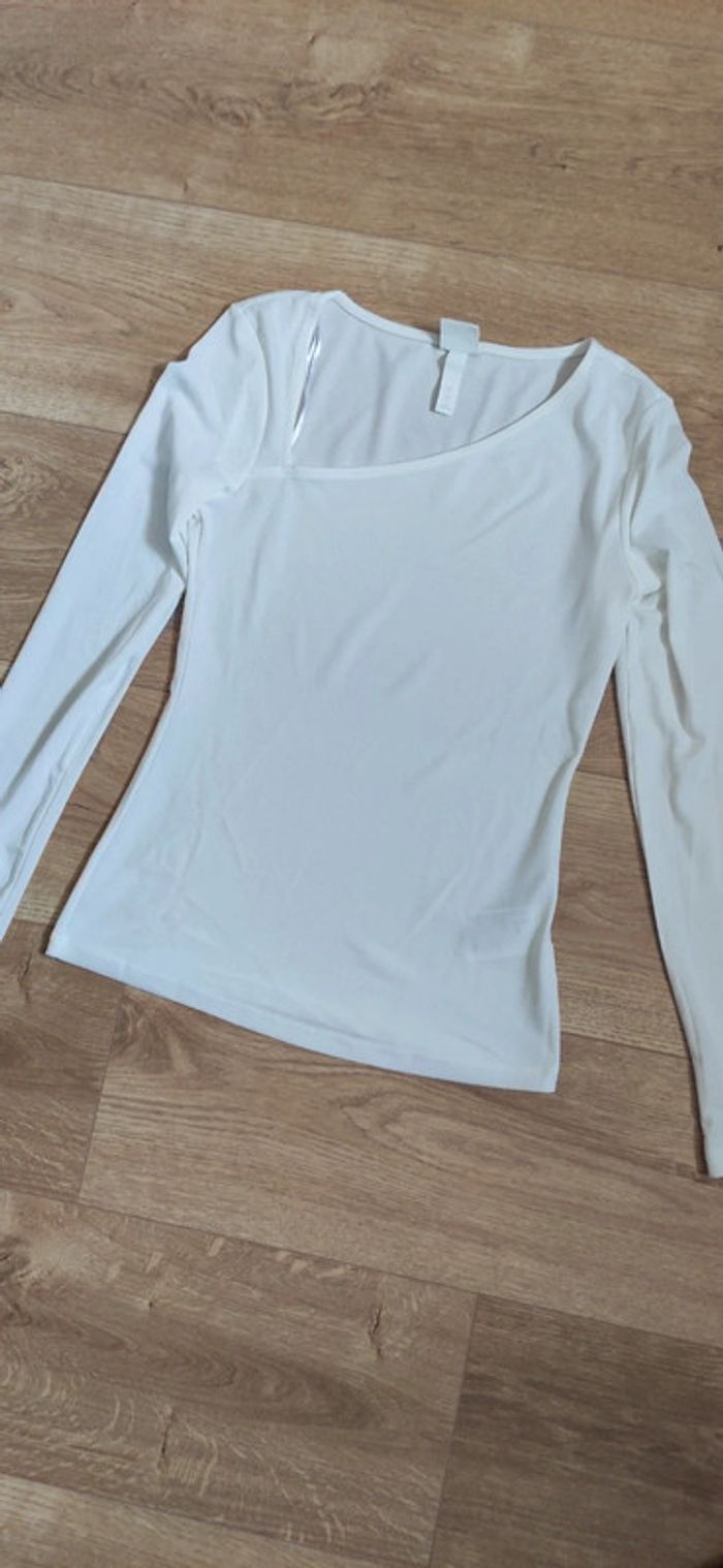 Tee shirt manches longues blanc avec décolleté asymétrique