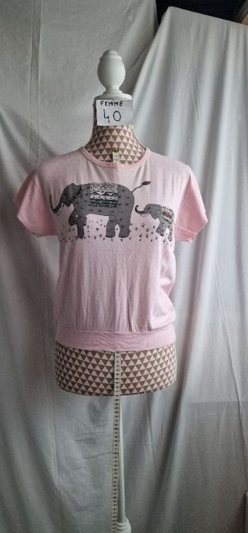 Tee-shirt, crop top,rose à motif Éléphant, en très très bon état, en coton, longueur 48cm