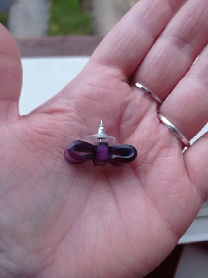 Boucles d'oreilles violette forme de noeud - photo numéro 2