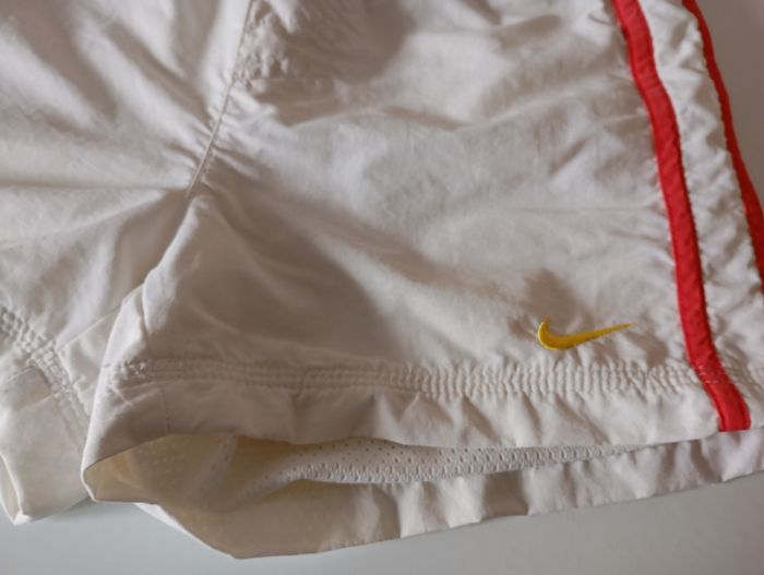 Short mixte . 8/10 ans . Nike . Blanc et rouge . Coton polyamide polyester. Très bon état - photo numéro 4