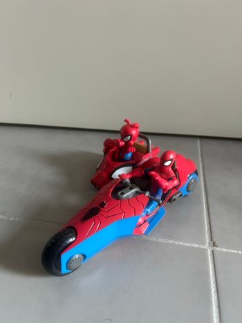 Spiderman en moto avec son copain spider-cochon en side-car. 