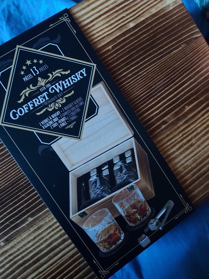 Un coffret avec verres et glaçons - photo numéro 2