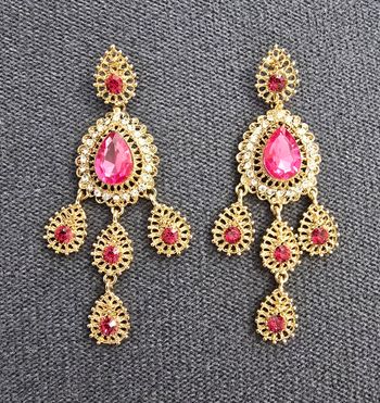 Boucles d’oreilles dorées style oriental – modèle chandelier, pierres rose